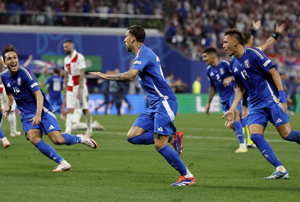 Leipzig (Germany), 24/06/2024.- Mattia Zaccagni (C) of Italy celebrates after scoring the 1-1 during the UEFA EURO 2024 group B soccer match between Croatia and Italy, in Leipzig, Germany, 24 June 2024. (Croacia, Alemania, Italia) EFE/EPA/ROBERT GHEMENT