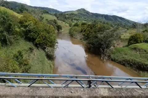 Santander: emergencia por derrame de 4.000 galones de combustible en el río Oibita