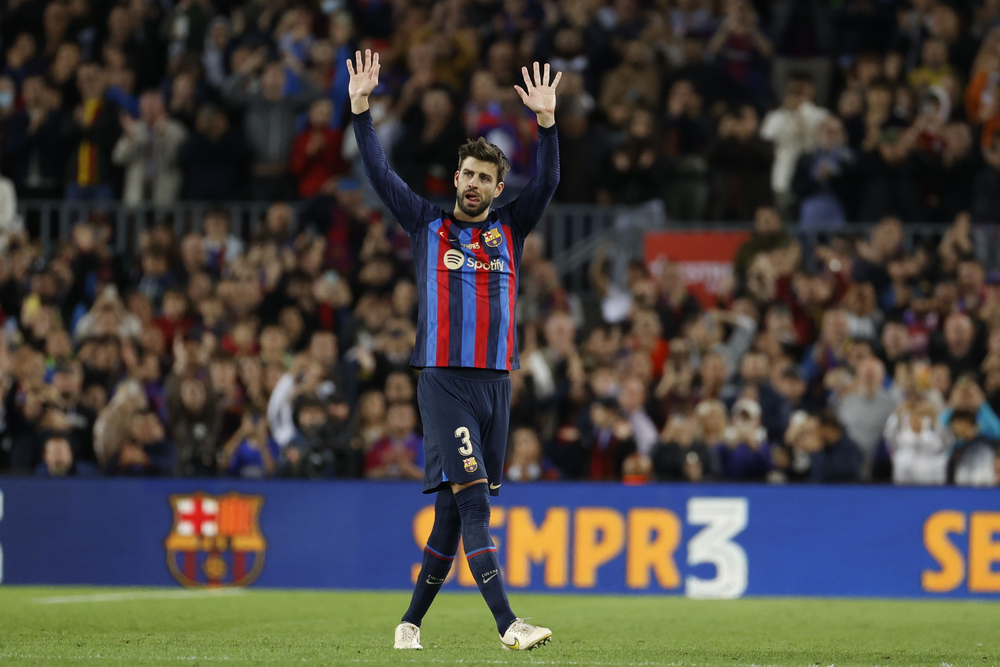 BARCELONA, 05/11/2022.- El defensa del Barcelona Gerad Piqué abandona el terreno de juego, durante el encuentro de la decimotercera jornada de LaLiga entre el FC Barcelona y el UD Almería que disputan este sábado en el Camp Nou, en Barcelona. EFE/Toni Albir