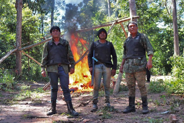 El peligro de ser un guardián de la selva en Brasil