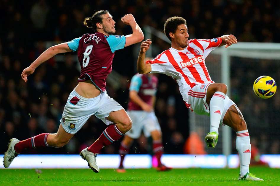Ryan Shotton de Stoke City rechaza el balón ante el acoso de Andy Carroll del West Ham. / AFP
