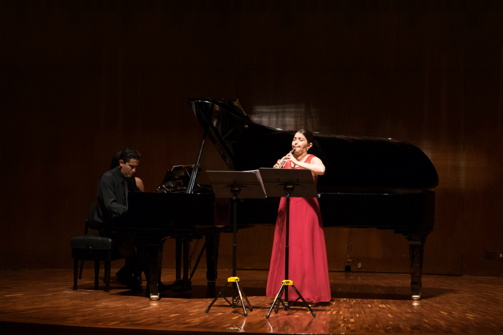 La talentosa oboísta Viviana Salcedo desde su primera interpretación demostró sus cualidades artísticas, acompañada al piano por Raúl Mesa. / Gabriel Rojas © Banco de la República