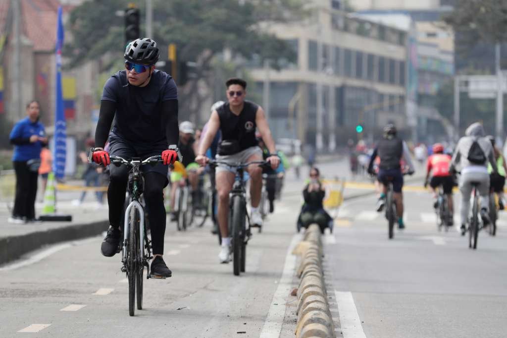 ACOMPAÑA CRÓNICA : COLOMBIA RECREACIÓN AME5502. BOGOTÁ (COLOMBIA), 15/12/2024.- Personas en bicicleta recorren la ciclovía este domingo, en Bogotá (Colombia). Ciclistas, atletas, patinadores y paseantes de la capital colombiana tienen una cita infaltable desde hace 50 años: la ciclovía de los domingos y festivos, que desde 1974 reúne a miles de personas a lo largo de más de 127 kilómetros de recorrido urbano, un espacio que se ha convertido en insignia de Bogotá. EFE/ Carlos Ortega