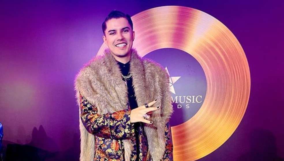 Cantante Dennis Fernando se salvó ser aplastado por un árbol: le dejó grave herida