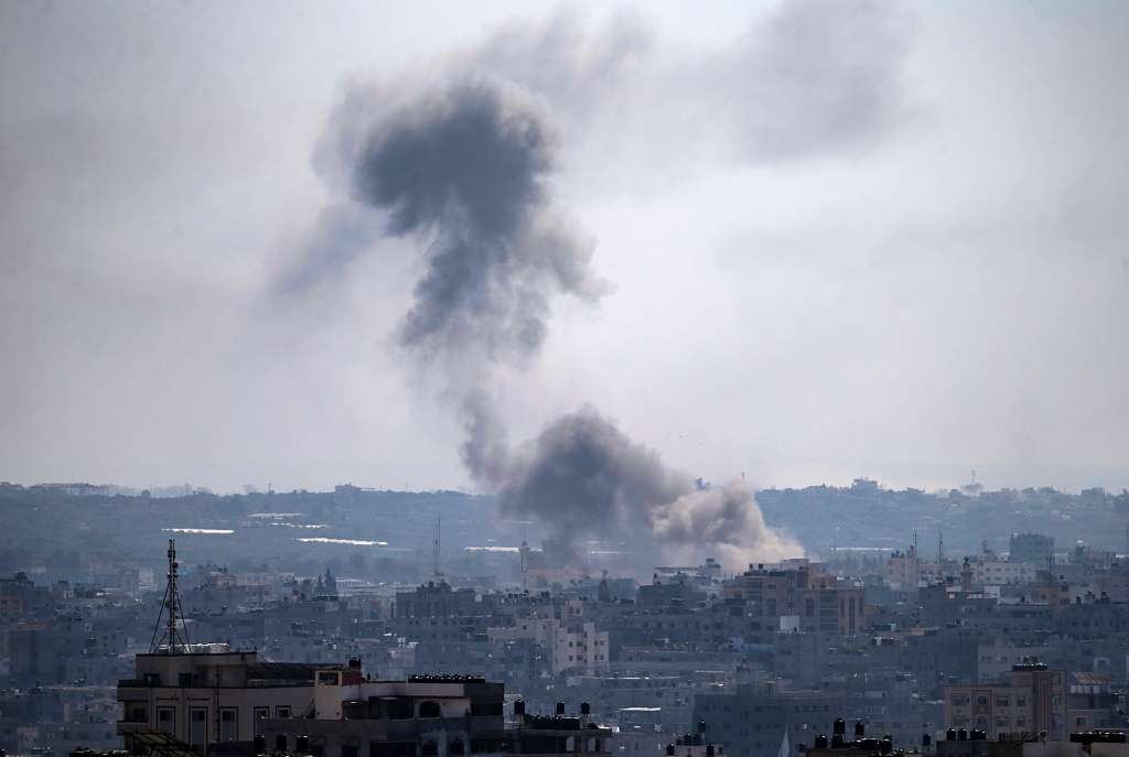 Gaza (---), 26/10/2023.- Smoke rises following Israeli airstrikes on Gaza City, 26 October 2023. More than 6,500 Palestinians and at least 1,300 Israelis have been killed, according to the Israel Defense Forces (IDF) and the Palestinian health authority, since Hamas militants launched an attack against Israel from the Gaza Strip on 07 October, and the Israeli operations in Gaza and the West Bank which followed it. EFE/EPA/MOHAMMED SABER
