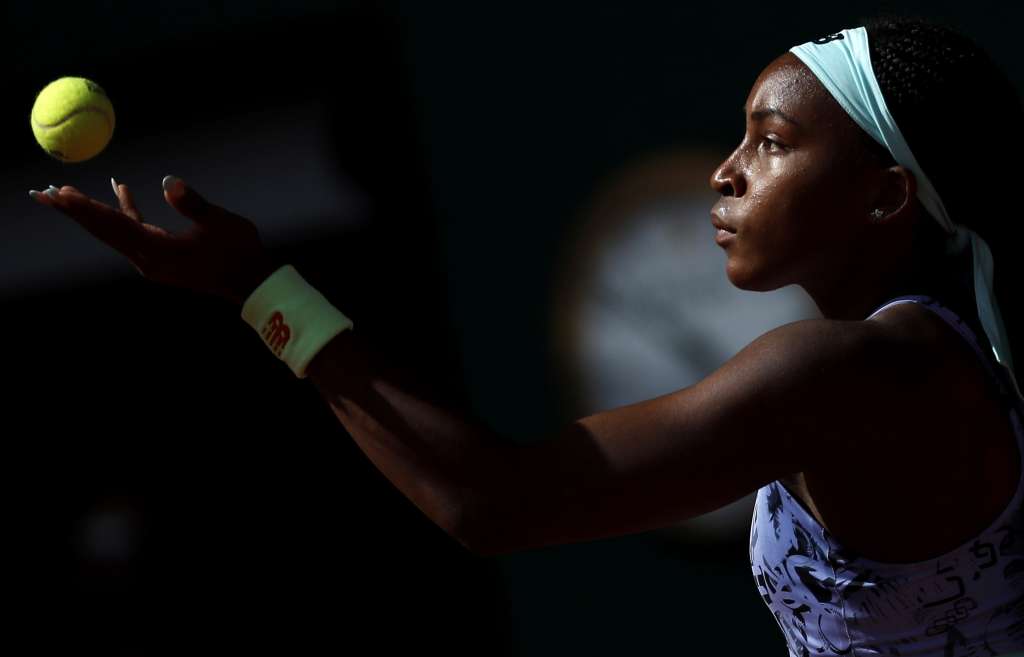 -FOTODELDÍA- EA4949. PARIS, 02/06/2022.- La estadounidense Coco Gauff realiza un saque durante la semifinal femenina disputada ante la italiana, Martina Trevisan en el torneo de Roland Garros, este jueves 2 de Mayo Roland. EFE/EPA/CHRISTOPHE PETIT TESSON