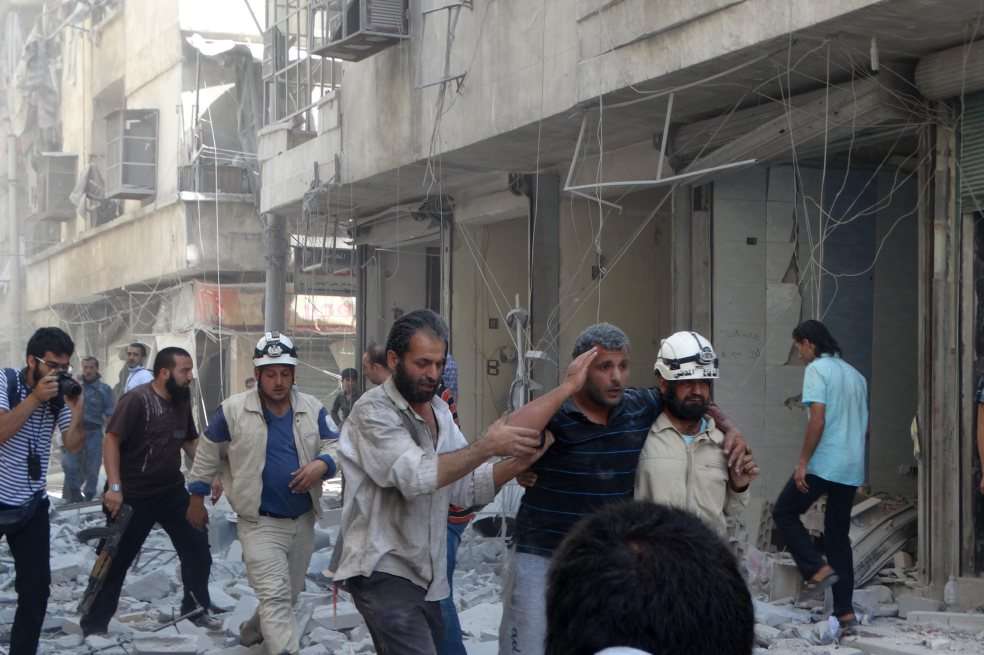 Esta escena del jueves, cuando un bombardeo mató a 53 personas, se repite a diario en Alepo. / EFE