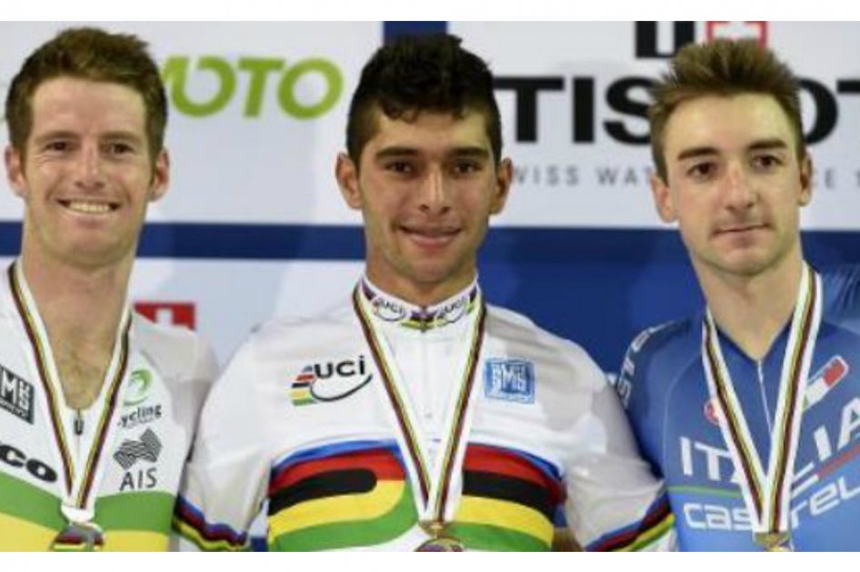 Elia Viviani (der) en el podio del omnium en el Campeonato Mundial de Pista 2015 en Saint Quentin (Francia) en compañía del colombiano Fernando Gaviria (oro) y Glen Oshea (plata). / AFP