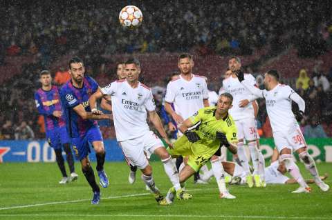 Barcelona empató con Benfica y buscará su clasificación contra Bayern Múnich