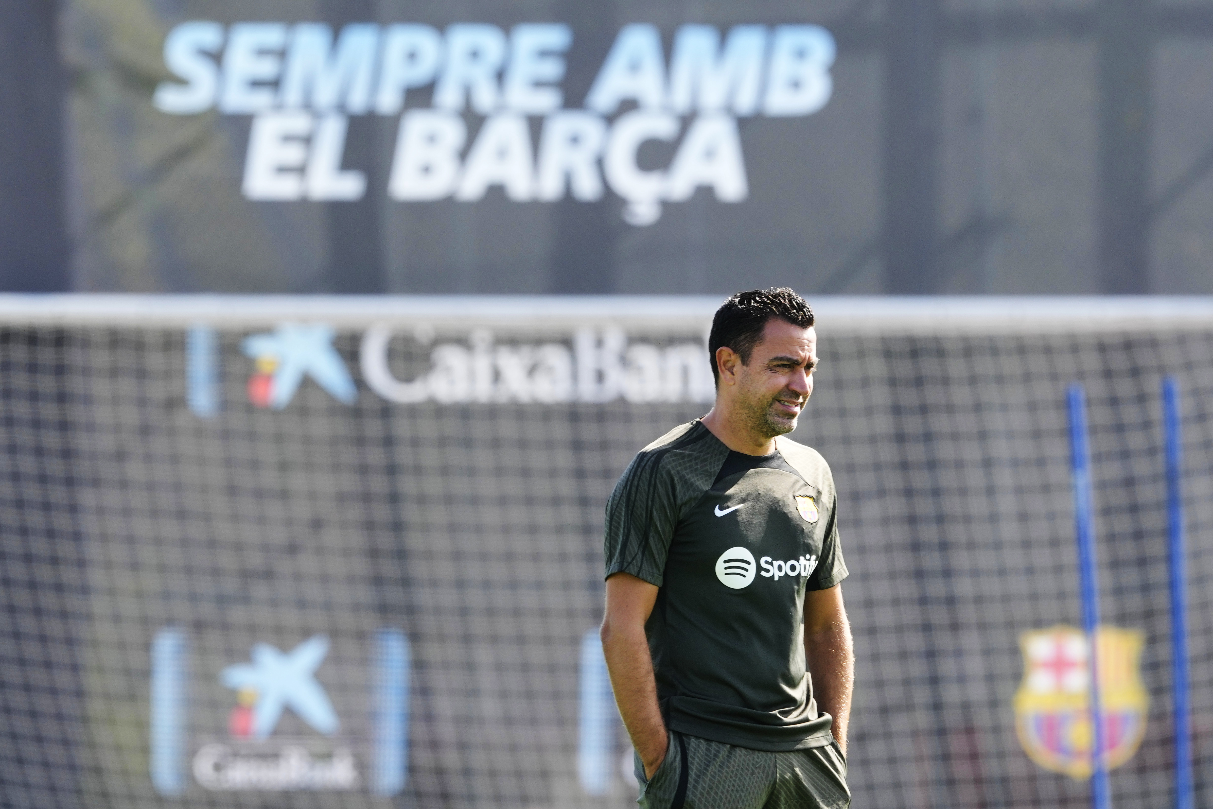 GRAFCAT4075. BARCELONA, 18/09/2023.- El entrenador del FC Barcelona, Xavi Hernández, durante el entrenamiento que el equipo azulgrana ha realizado en la ciudad deportiva Joan Gamper para preparar el partido de Liga de Campeones que el Barça disputa mañana ante el Royal Antwerp. EFE/Alejandro García