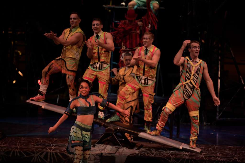 Presentación del show "BAZZAR", que rinde homenaje a los inicios del circo, en donde un grupo de alegres acróbatas, bailarines y músicos crean un show colorido.