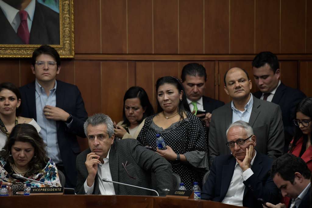 Luis Fernando Velasco, ministro del Interior y Guillermo Jaramillo, ministro de Salud, junto a otros congresistas, durante el debate de la reforma a la salud en la Comisión Séptima del Senado.