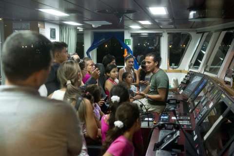 Un colombiano a bordo del barco de Greenpeace