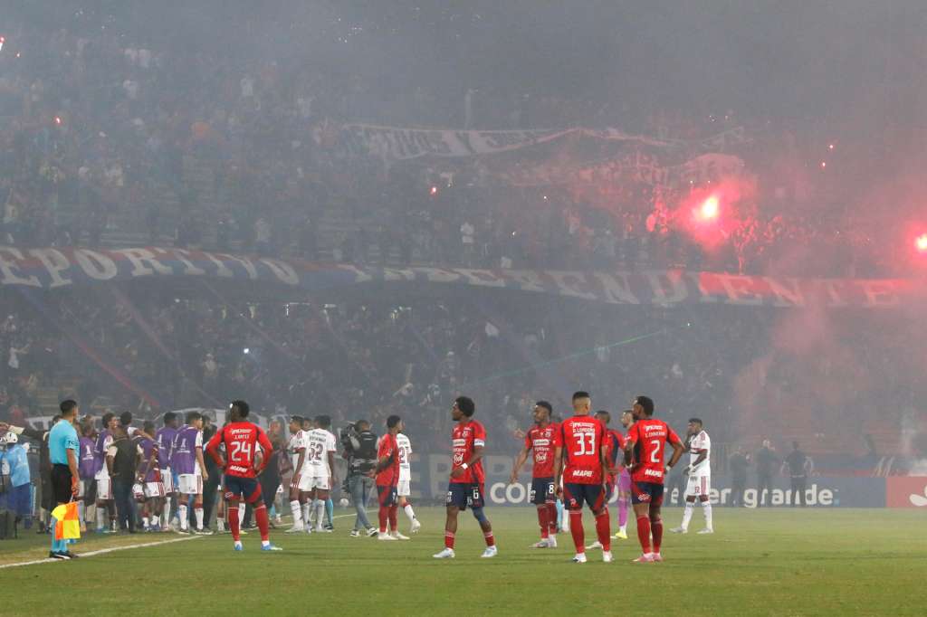 AMDEP5050. MEDELLÍN (COLOMBIA), 07/05/2026.- Jugadores de Medellín y Flamengo esperan para reanudar el partido de la fase de grupos de la Copa Libertadores entre Independiente Medellín y Flamengo este jueves, en el Estadio Atanasio Girardot en Medellín (Colombia). Aficionados del club colombiano, que protestan por el mal momento del equipo, eliminado el domingo pasado de la liga local, lanzaron pirotecnia desde la tribuna norte, lo que originó una humareda que causó poca visibilidad en la cancha; arrojaron objetos, e intentaron ingresar al terreno de juego. EFE/ STR