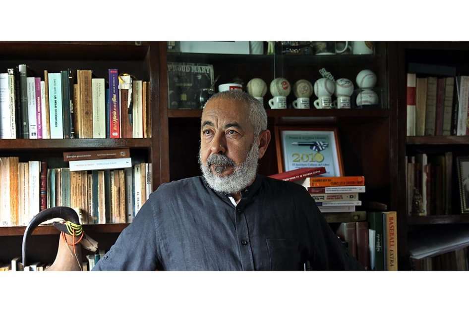 Leonardo Padura en su casa en La Habana, Cuba, tras revelarse la noticia del premio. / EFE