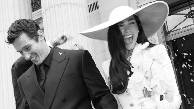 La historia detrás del traje blanco que Dua Lipa vistió en su boda secreta