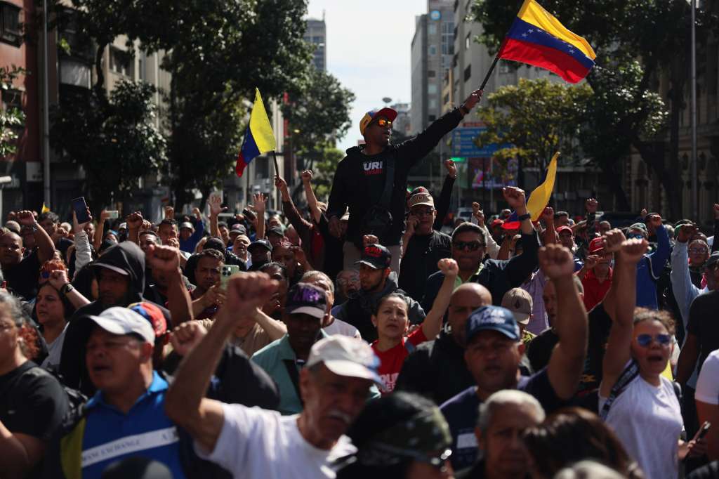 AME1591. CARACAS (VENEZUELA), 03/01/2026.- Simpatizantes del oficialismo participan en una manifestación en inmediaciones del Palacio de Miraflores este sábado, en Caracas (Venezuela). Chavistas salieron a las calles del centro de Caracas para exigir que "devuelvan" al mandatario venezolano, Nicolás Maduro, luego de que el líder estadounidense, Donald Trump, anunciara la captura del gobernante suramericano en medio de un ataque con misiles durante la madrugada de hoy contra la capital venezolana y otras zonas del país. EFE/ Miguel Gutiérrez