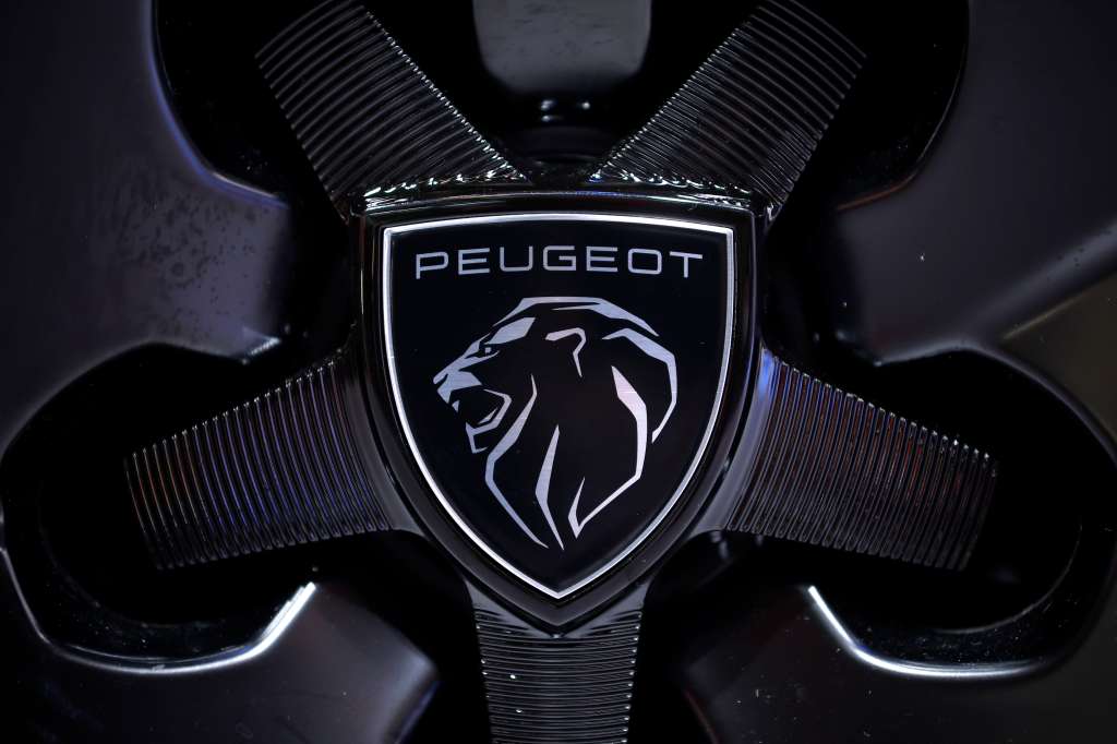 Paris (France), 14/10/2024.- The logo of French car manufacturer Peugeot during the Mondial de l'Auto ñ Paris Motor Show 2024 in Paris, France, 14 October 2024. The 2024 Paris Motor Show showcases hundreds of vehicles from 14 to 20 October 2024. (Francia) EFE/EPA/YOAN VALAT