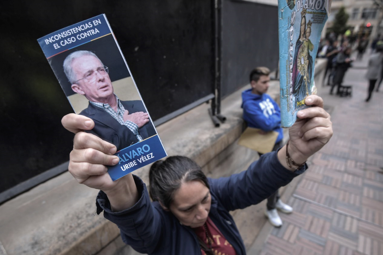 En las inmediaciones del Palacio de Justicia, simpatizantes del exmandatario repartían un folleto en donde se mencionaban las supuestas inconsistencias que había en el caso por el que la Corte investiga a Uribe.Mauricio Alvarado - El Espectador