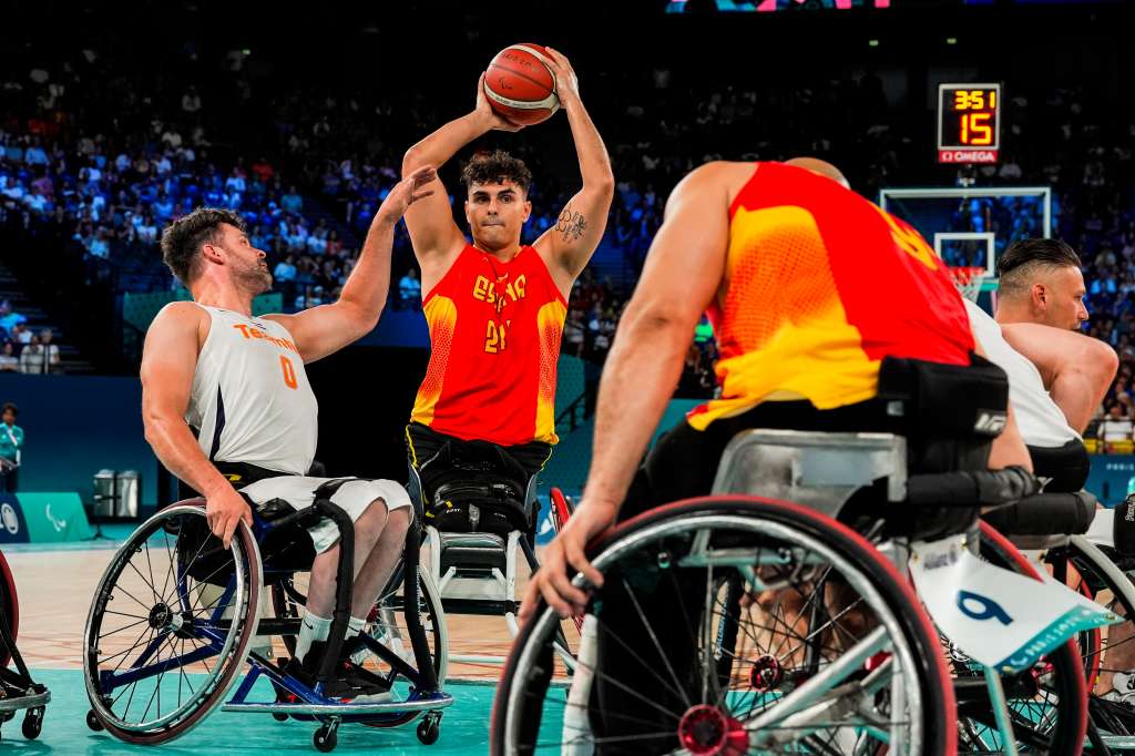 PARÍS, 01/09/2024.- Jugadores de España y Países Bajos durante un partido de baloncesto en silla de ruedas de los Juegos Paralímpicos París 2024, este domingo en la capital francesa EFE/ Paulino Oribe / CPE SOLO USO EDITORIAL/SOLO DISPONIBLE PARA ILUSTRAR LA NOTICIA QUE ACOMPAÑA (CRÉDITO OBLIGATORIO)