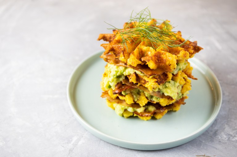 Waffle de atún con guacamole