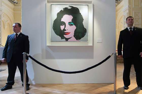 Casi 400 prendas de Elizabeth Taylor serán subastadas en New York