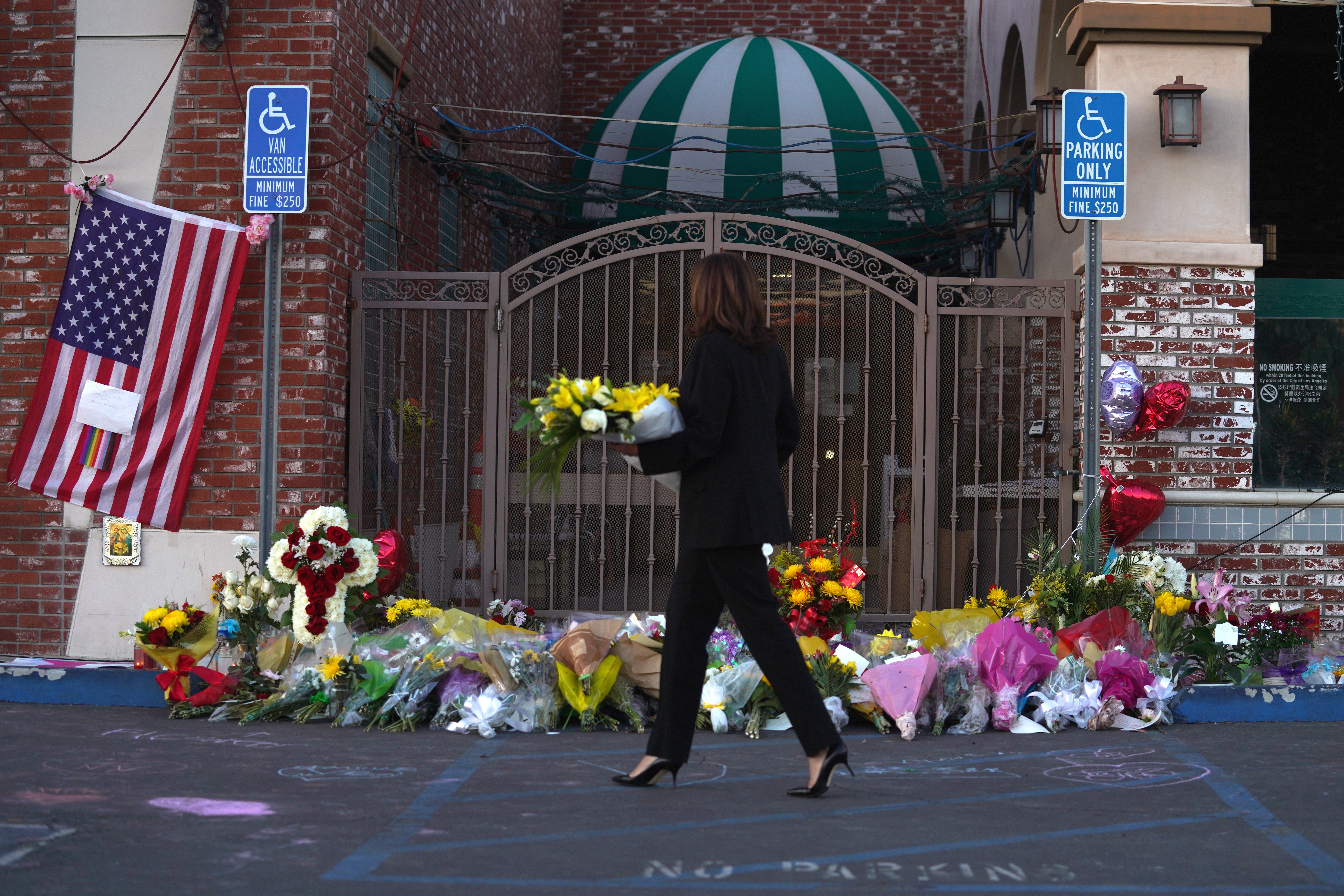 Los Angeles (United States), 26/01/2023.- US Vice President Kamala Harris carries flowers to pay her respects to the victims of a mass shooting at Star Dance Studio in Monterey Park, California, USA, 25 January 2023. Vice President Harris is visiting a memorial and with families of the mass shooting which took place in Monterey Park, CA, on 21 January, leaving 11 dead and 10 injured. (Estados Unidos) EFE/EPA/ALLISON DINNER / POOL