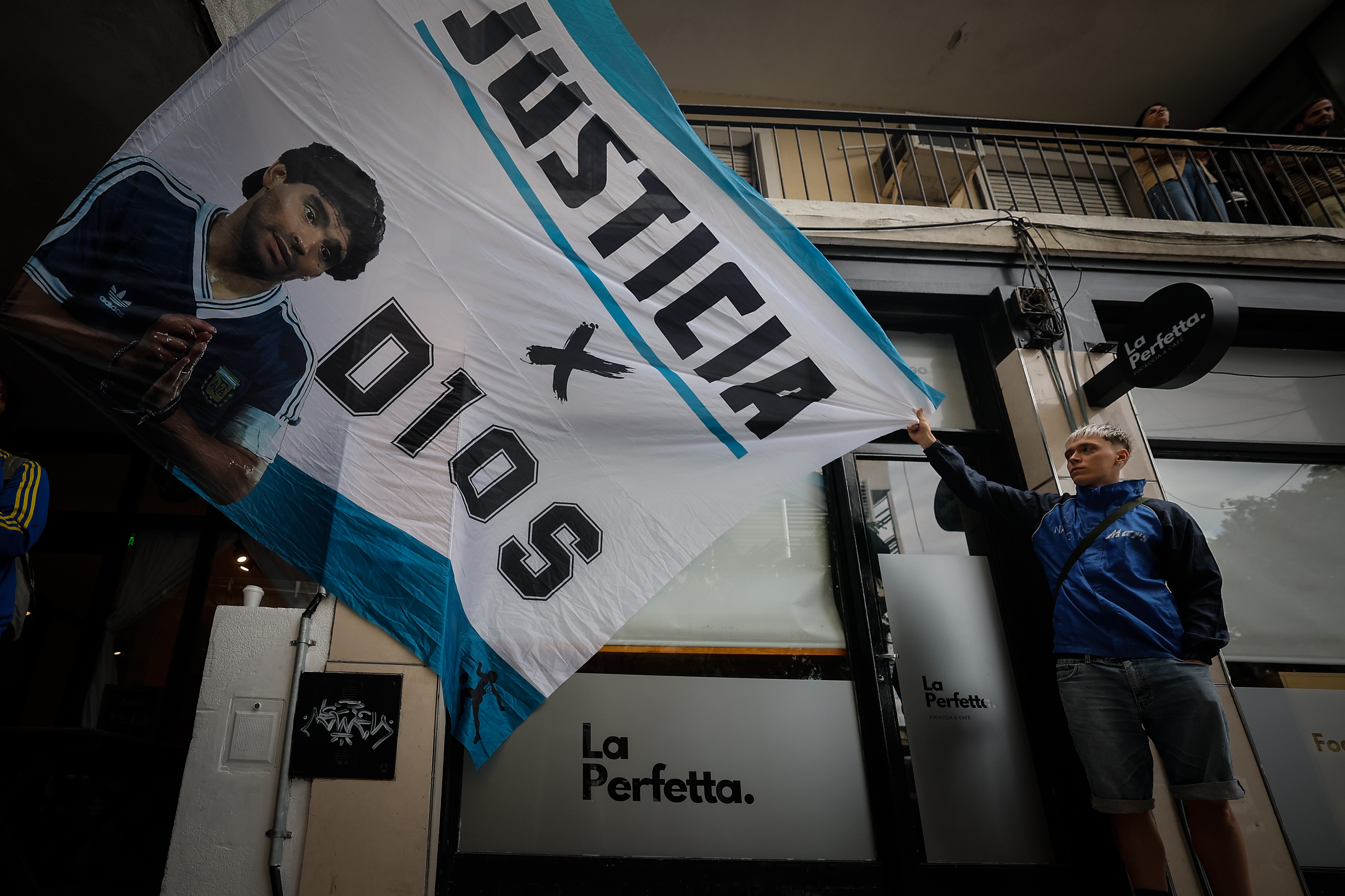 AME8477. BUENOS AIRES (ARGENTINA), 11/03/2025.- Simpatizantes de Diego Armando Maradona esperan este martes, frente a los tribunales de San Isidro en Buenos Aires, (Aregentina). Las hijas de Diego Armando Maradona, Dalma, Giannina y Jana, llegaron al Tribunal de lo Criminal N°3 de San Isidro, provincia de Buenos Aires, para asistir a la primera audiencia del juicio por la muerte de su padre. EFE/ Juan Ignacio Roncoroni