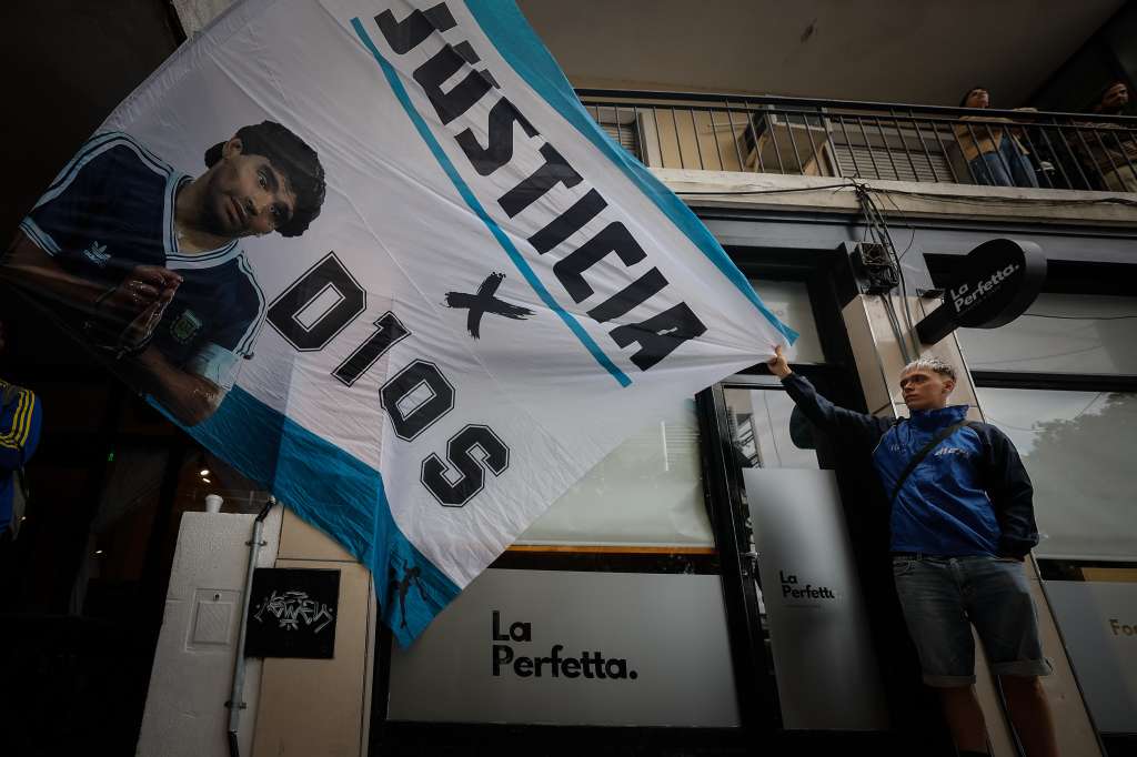 AME8477. BUENOS AIRES (ARGENTINA), 11/03/2025.- Simpatizantes de Diego Armando Maradona esperan este martes, frente a los tribunales de San Isidro en Buenos Aires, (Aregentina). Las hijas de Diego Armando Maradona, Dalma, Giannina y Jana, llegaron al Tribunal de lo Criminal N°3 de San Isidro, provincia de Buenos Aires, para asistir a la primera audiencia del juicio por la muerte de su padre. EFE/ Juan Ignacio Roncoroni