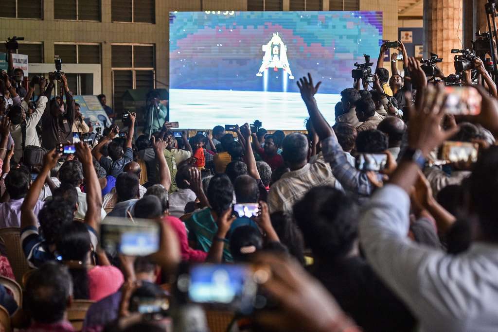 Chennai (India), 23/08/2023.- People react as they celebrate the soft landing of the Indian Space Research Organisation's (ISRO) mission Chandrayaan-3 on the Moon's South Pole during the live-streaming, at the Tamil Nadu Science and Technology Centre, in Chennai, India, 23 August 2023. Chandrayaan-3 is the third and most recent Indian lunar exploration mission under the Chandrayaan program of the Indian Space Research Organisation (ISRO). India became the first nation to land on the Moon's south pole and only the fourth nation ever to accomplish this, ISRO confirmed it on X (formerly Twitter) by saying 'I reached my destination and you too!' Chandrayaan-3 has successfully soft-landed on the moon. EFE/EPA/IDREES MOHAMMED