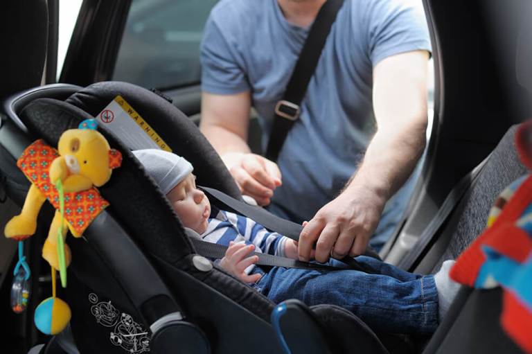 En Italia es obligatorio tener un dispositivo anti olvido de bebés en el carro