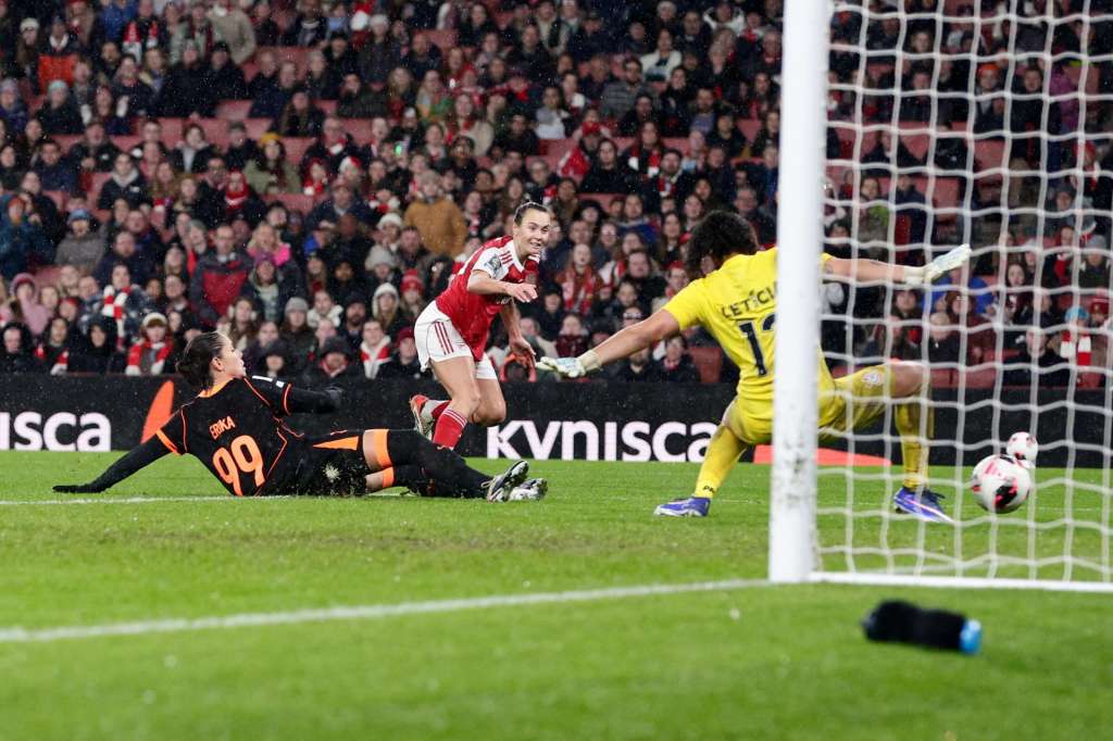 LONDON (United Kingdom), 01/02/2026.- Caitlin Foord of Arsenal (C) scores the 3-2 goal in extra time during the FIFA Women's Champions Cup 2026 final between Arsenal WFC and SC Corinthians Paulista, in London, Britain, 01 February 2026. (Reino Unido, Londres) EFE/EPA/DAVID CLIFF

