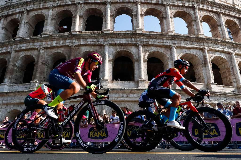 Rome (Italy), 28/05/2023.- The pack rides past the Colosseum during the 21st and last stage of the 2023 Giro d'Italia cycling race, over 126 km from Rome to Rome, in Rome, Italy, 28 May 2023. (Ciclismo, Italia, Roma) EFE/EPA/ANGELO CARCONI