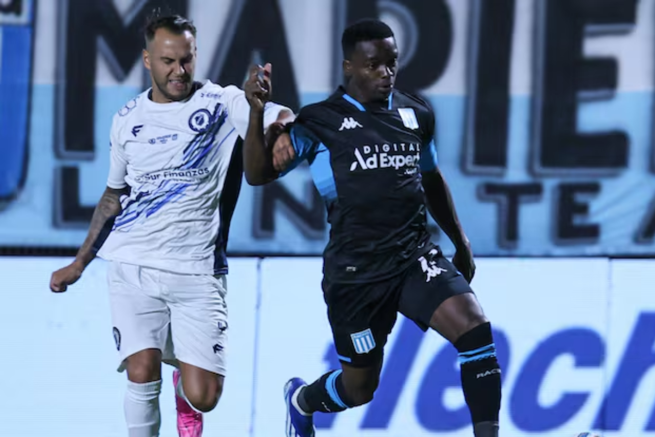 Johan Carbonero (der.) durante el partido entre Racing de Avellaneda y Defensa y Justa en la Copa de Argentina