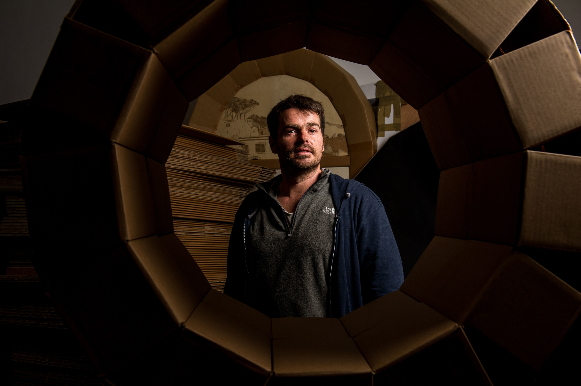Durante la construcción monumental y participativa en cartón de Olivier Grossetête en Bogotá. / Cortesía
