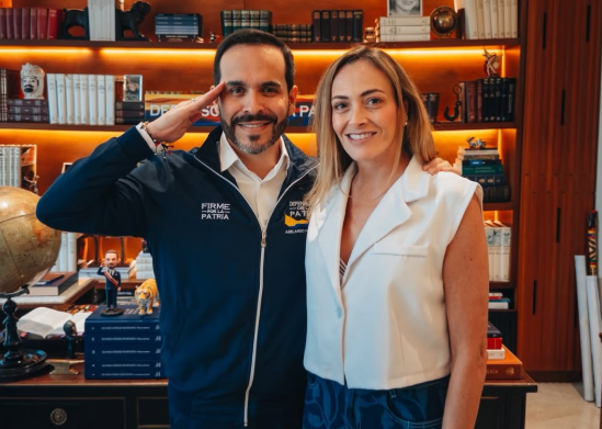 Abelardo de la Espriella en la campaña junto a Juliana Gutiérrez, la nueva ministra del Deporte.