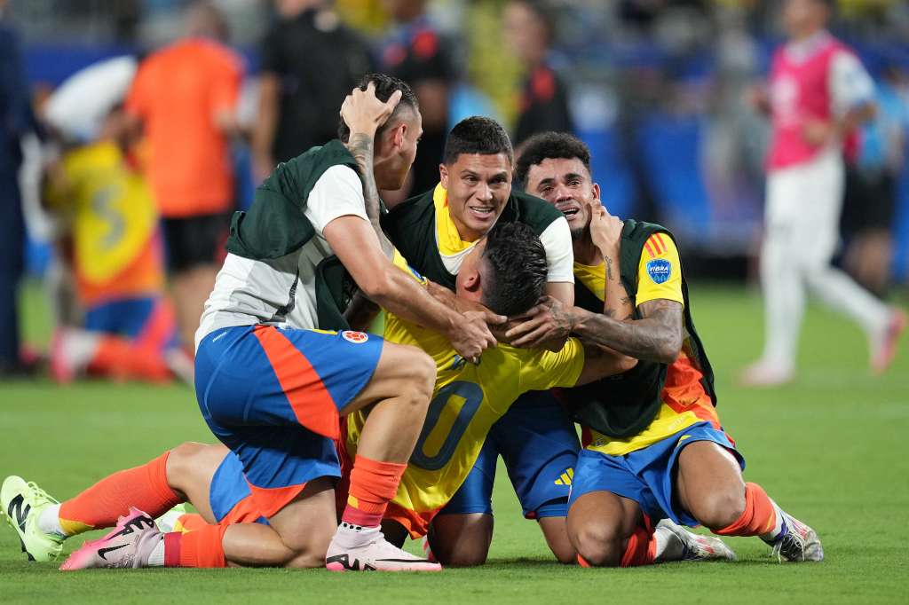 James Rodríguez celebra junto a Juan Fernando Quintero, Luis Díaz y Rafael Santos Borré el paso de la selección de Colombia a la final de la Copa América.