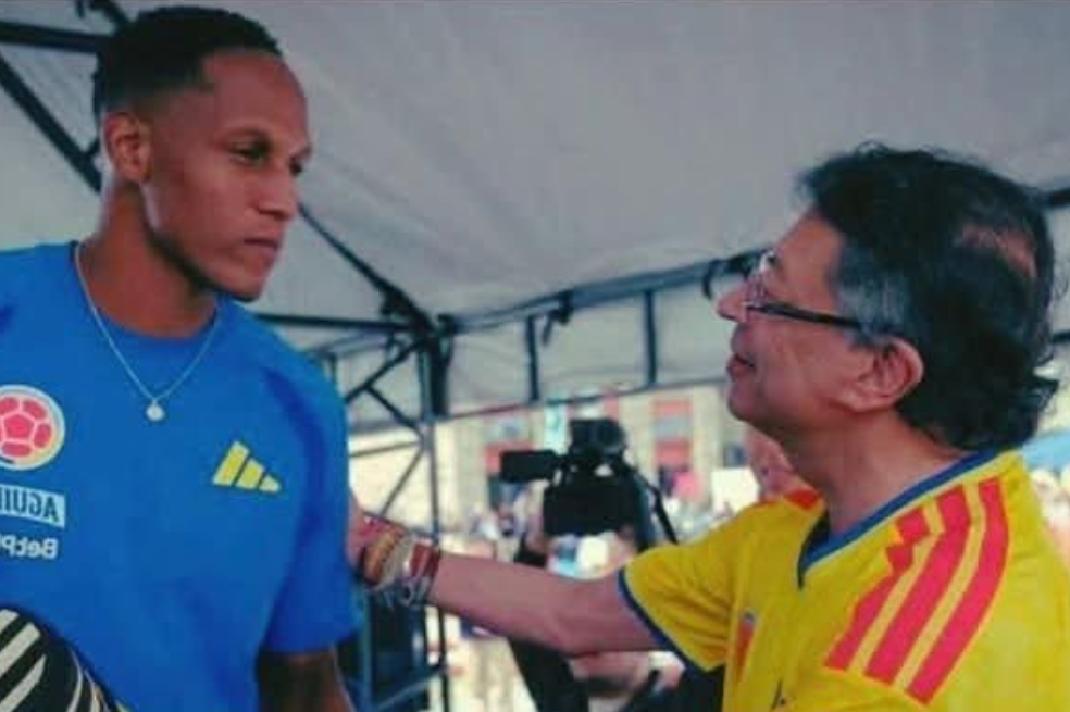 Yerry Mina y Gustavo Petro durante el evento de despedida de la selección de Colombia antes de viajar rumbo al Mundial.