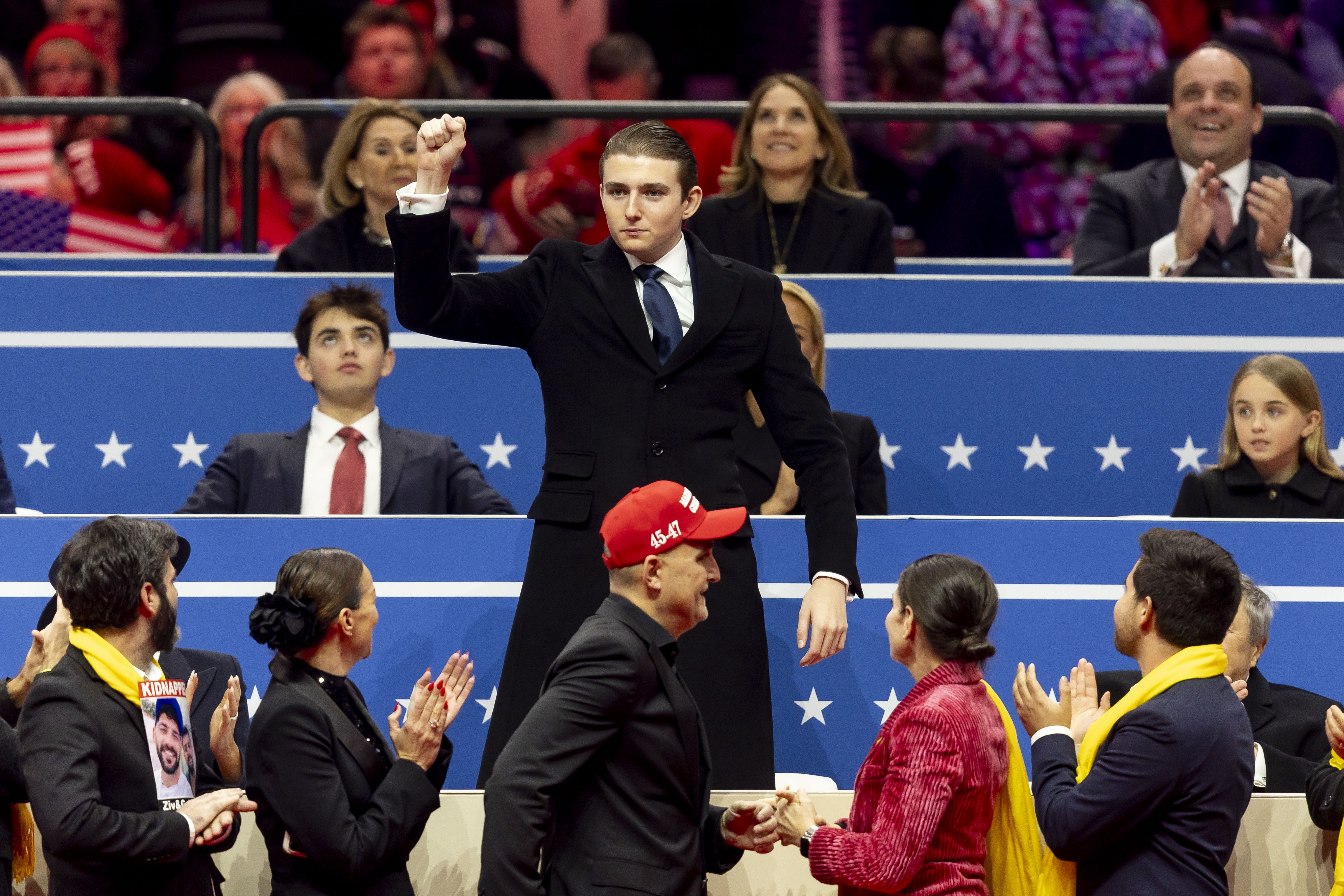 Washington (United States), 20/01/2025.- Barron Trump acknowledges applause while on stage with his father US President Donald Trump during a presidential inaugural event at the Capitol One Arena in Washington, DC, USA, 20 January 2025. Earlier today Trump was sworn in for a second term as president of the United States in the rotunda of the US Capitol, though the ceremonies and events surrounding the presidential inauguration were moved indoors due to extreme cold temperatures. (Estados Unidos) EFE/EPA/ALLISON DINNER