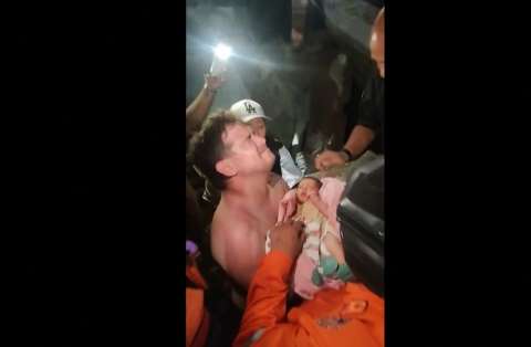 Rescatan a un bebé recién nacido entre los escombros del terremoto en Venezuela