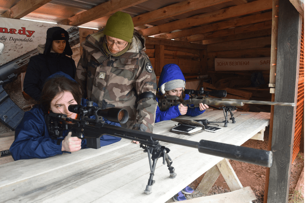 Las personas participaron en un curso de entrenamiento de tiro a las afueras de Lviv, ciudad ucraniana ubicada a 70 km de la frontera con Polonia.