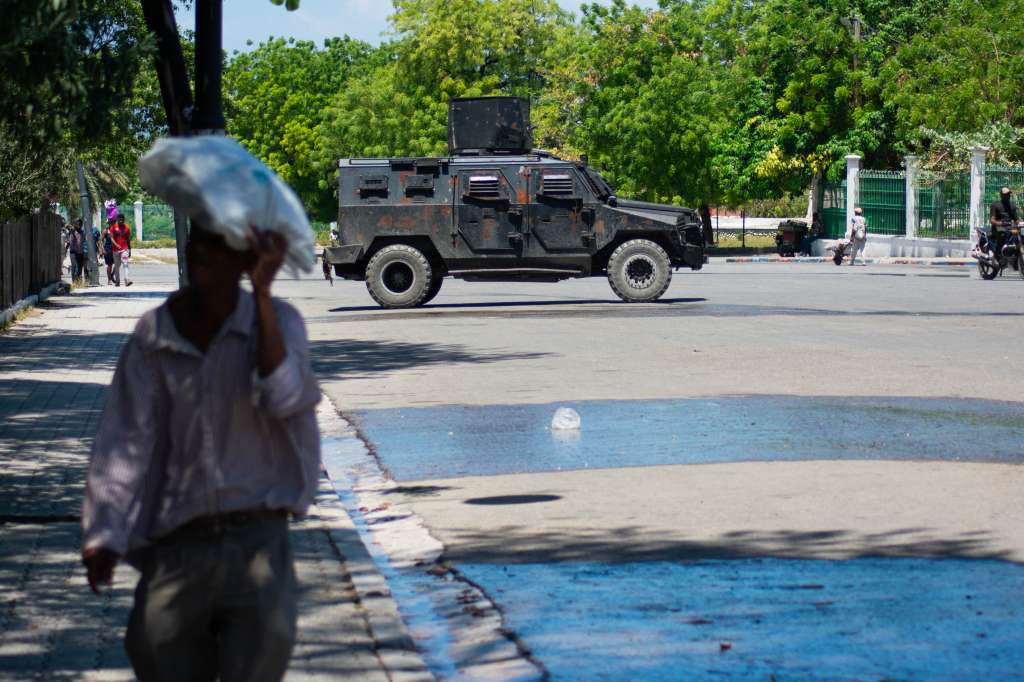 Imagen de referencia: Un vehículo policial vigila el área cercana al Palacio Nacional en Puerto Príncipe, Haití, el 2 de abril de 2024.