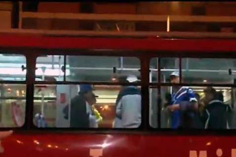 En seis estaciones de Transmilenio se enfrentaron hinchas de Millonarios y Nacional