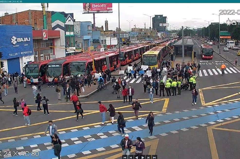 Una protesta en la estación Polo generó caos de movilidad en Bogotá.