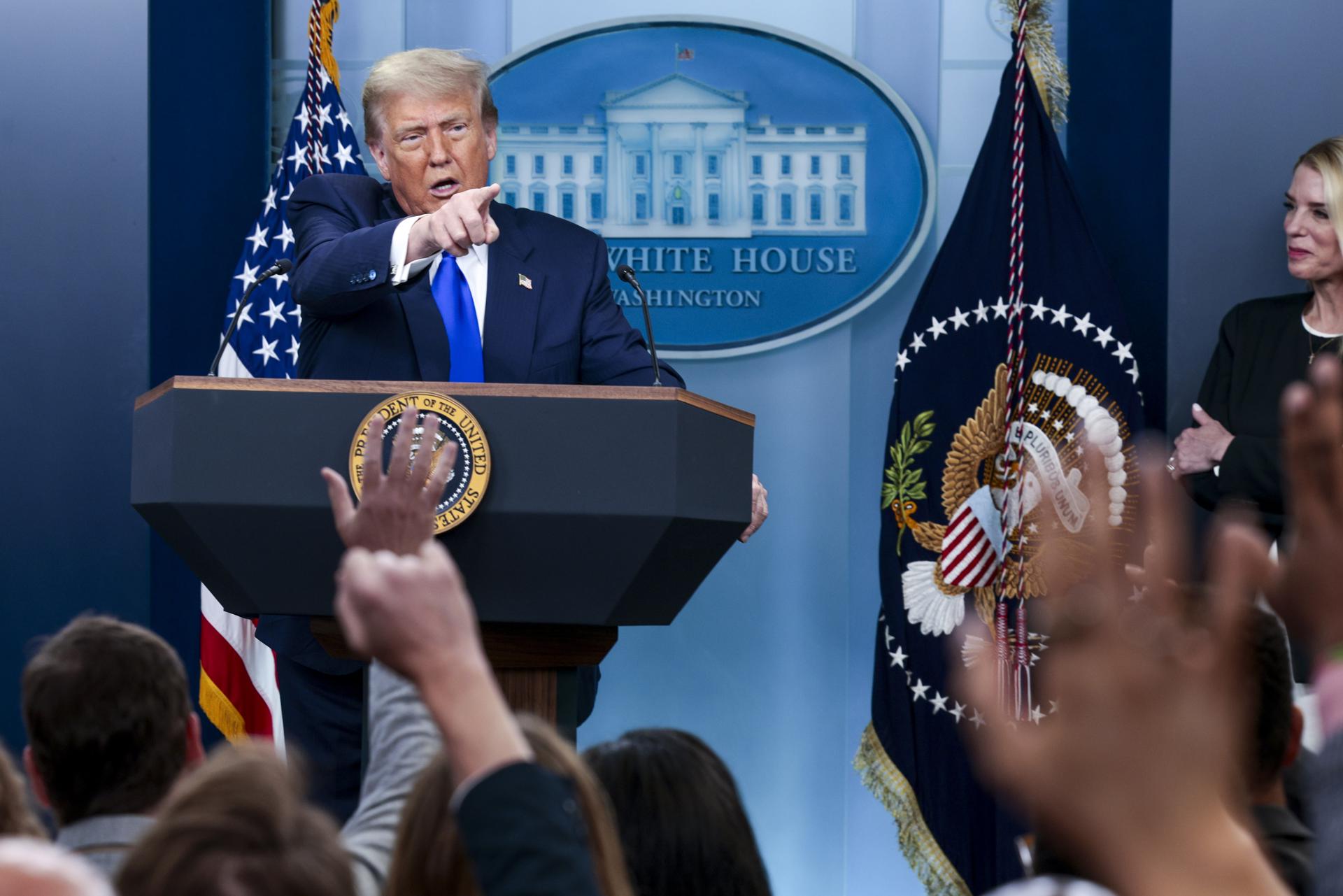 WASHINGTON (United States), 27/06/2025.- US President Donald J. Trump responds to a question from the news media during a press conference in the briefing room of the White House in Washington, DC, USA, 27 June 2025. Earlier in the day, the Supreme Court ruled in the Trump administration's favor to curb nationwide injunctions on the president's birthright citizenship order. EFE/EPA/SHAWN THEW