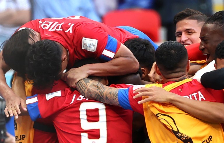 Doha (Qatar), 27/11/2022.- Players of Costa Rica celebrate after scoring the opening goal during the FIFA World Cup 2022 group E soccer match between Japan and Costa Rica at Ahmad bin Ali Stadium in Doha, Qatar, 27 November 2022. (Mundial de Fútbol, Japón, Catar) EFE/EPA/Ali Haider