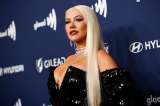 Christina Aguilera usa un bolso como falda, ¿cómo lo hizo?