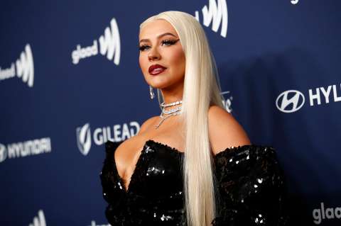 Christina Aguilera usa un bolso como falda, ¿cómo lo hizo?