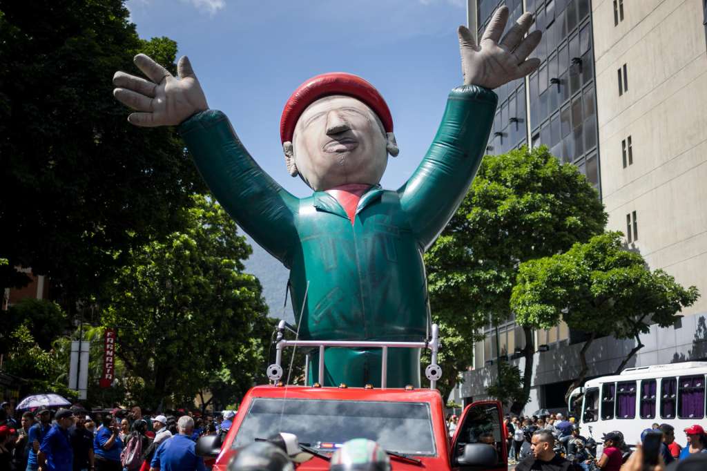 AME105. CARACAS (VENEZUELA), 22/05/2025.- Fotografía de un inflable con la imagen del fallecido presidente de Venezuela, Hugo Chávez, durante un acto de cierre de campaña este jueves en Caracas (Venezuela). El chavismo decretó por adelantado, durante el cierre de la campaña electoral, su victoria en los comicios regionales y parlamentarios del próximo domingo, contra un sector minoritario de la oposición que se desligó de la mayor coalición antichavista y decidió participar para, según dice, defender el voto. EFE/ Miguel Gutiérrez