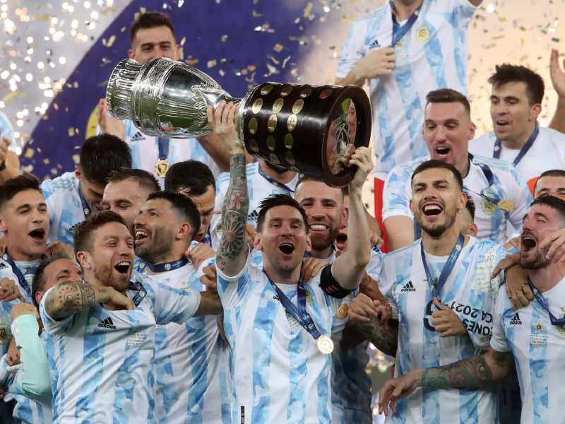 Una imagen que no se veía desde 1993. Argentina levanta la Copa América, esta vez de la mano de Lionel Messi. / Conmebol